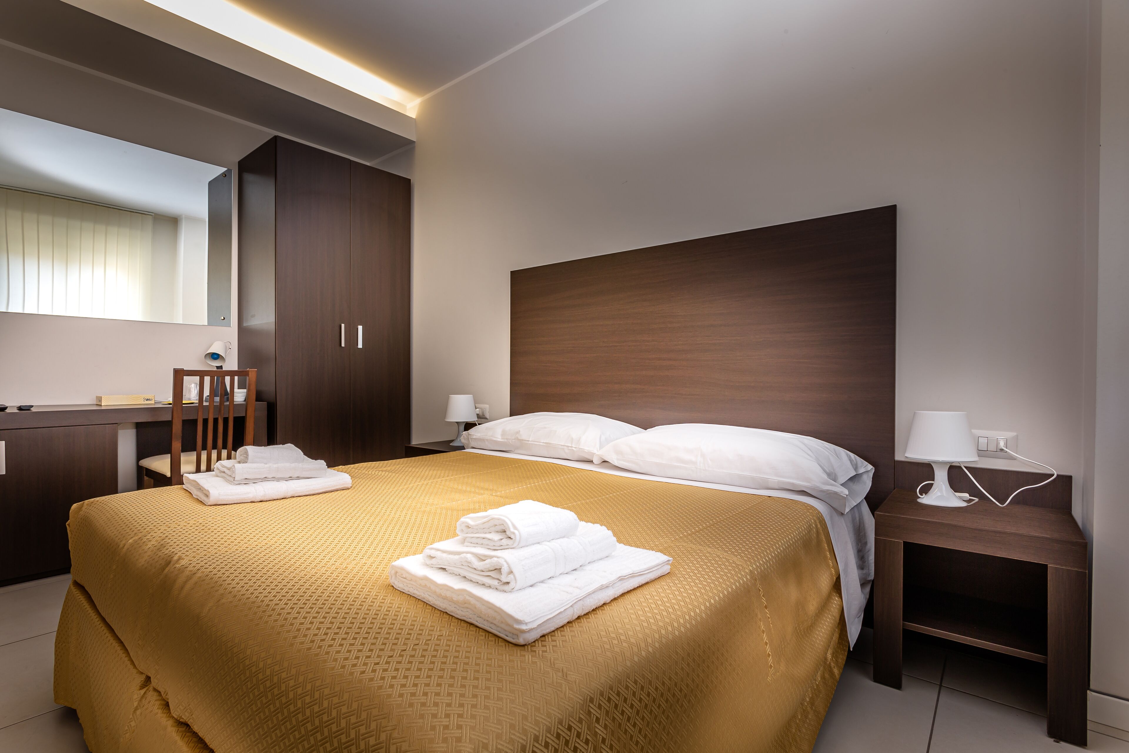 Comfort-Zimmer, Blick auf den Innenhof | Allergikerbettwaren, Daunenbettdecken, Schreibtisch