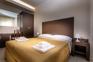 Chambre Confort, vue cour intérieure | Literie hypoallergénique, couette en duvet d'oie, bureau