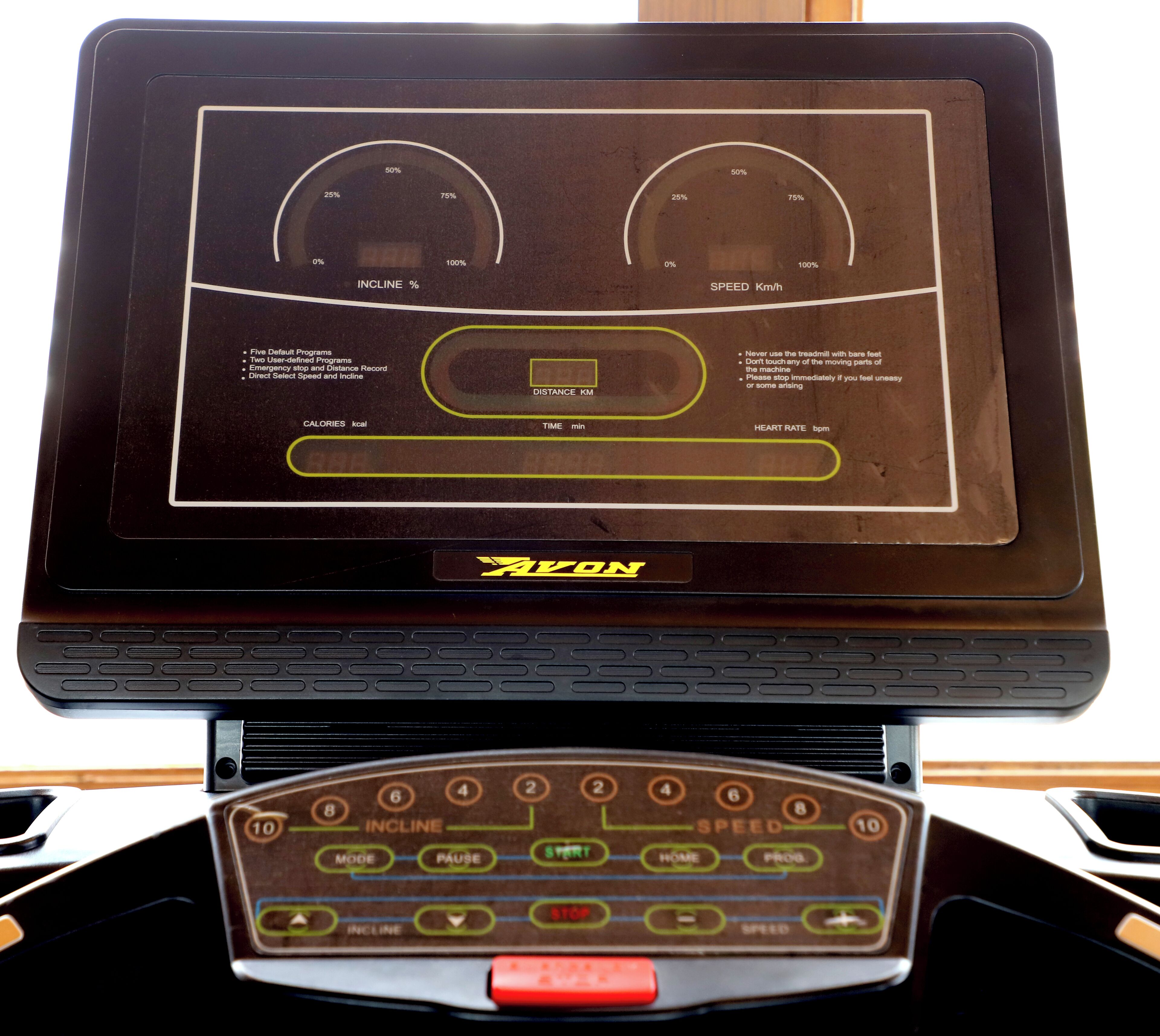 Panel de control de cinta de correr con ajustes de inclinación y velocidad, registro de distancia y tiempo, y monitoreo de frecuencia cardíaca.