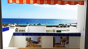 A balcony with a view of the sea, featuring a tiled floor and a railing. - Azahara III Studio, Playa Las Vistas with wonderful seaview (Playa de la Américas)