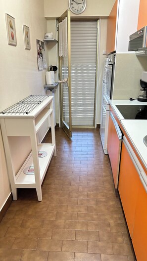 Fridge, microwave, oven, stovetop - Cosy one-bedroom apartment Close to beaches and all amenities (Vallauris)