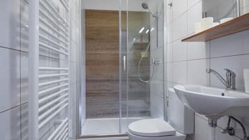 Combinazione doccia/vasca, asciugacapelli, asciugamani, sapone