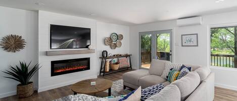 Smart TV, fireplace