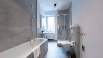 Deluxe Suite | Badezimmer | Haartrockner, Handtücher