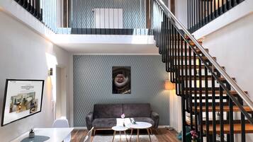 Supreme Apartment mit 2 Schlafzimmern, Wohnzimmer und Terrasse oder Galerie | Individuell dekoriert, individuell eingerichtet, Schreibtisch