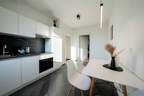 Deluxe Suite | Private kitchen | Full-sized fridge, microwave, oven, espresso maker - Nurban Apartments City 2 (Nuremberg)