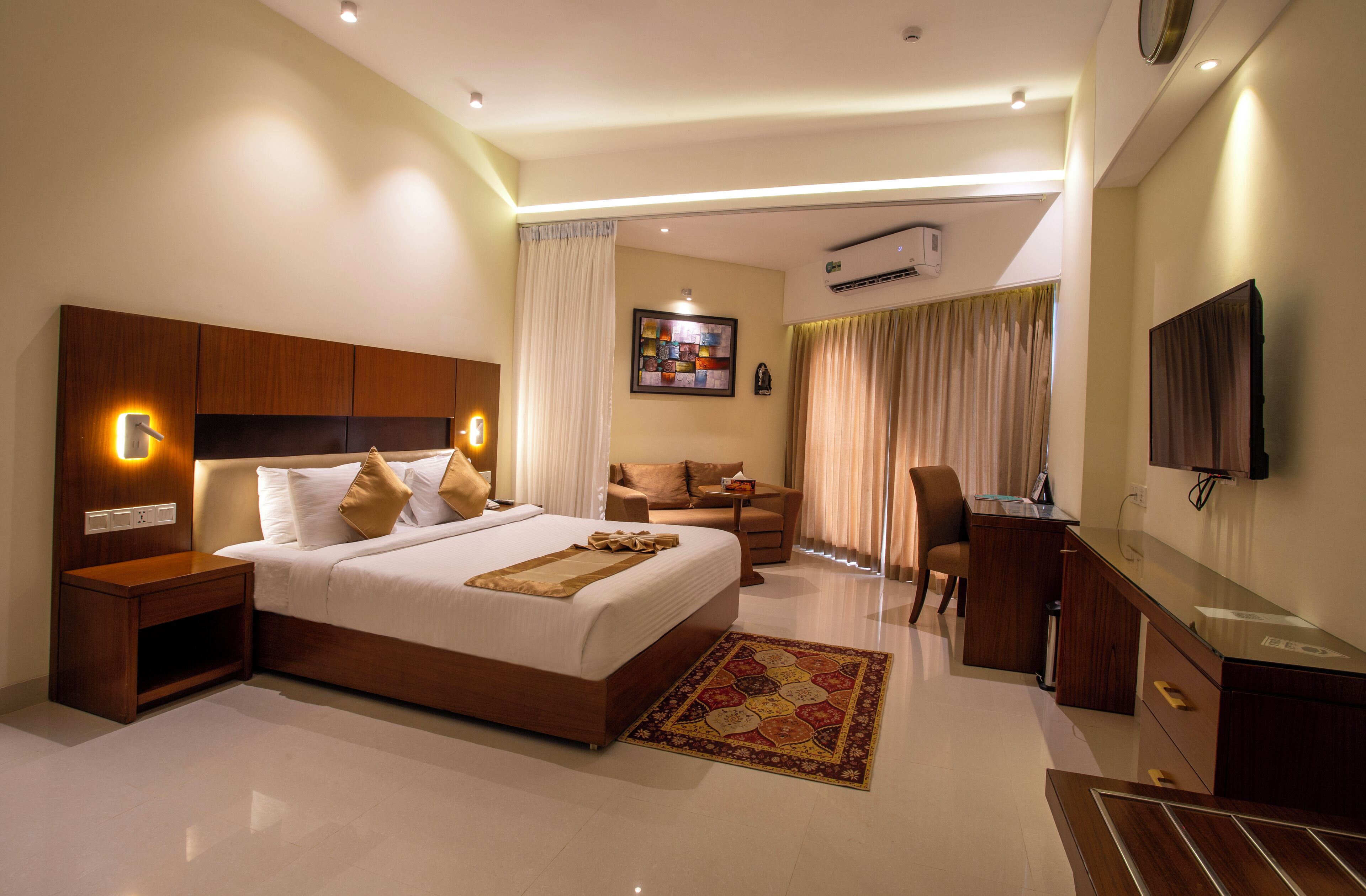 Deluxe Double Room, 1 King Bed, Balcony, Sea View | Minibar, in-room safe, individually decorated, individually furnished