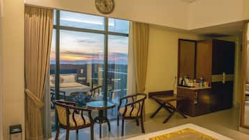 Deluxe Double Room, 1 King Bed, Balcony, Sea View | Minibar, in-room safe, individually decorated, individually furnished