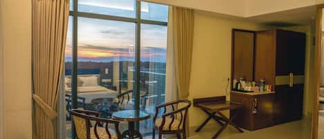 Dobbeltrom – deluxe, 1 kingsize-seng, balkong, sjøutsikt | Minibar, safe på rommet, individuelt dekorert og individuelt innredet