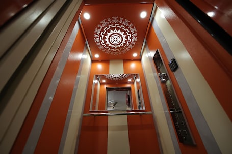 Elevador. French Breeze Residency