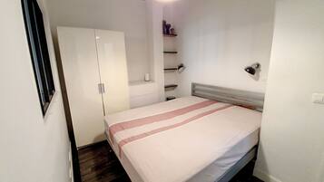 2 slaapkamers, een strijkplank/strijkijzer, gratis wifi, beddengoed