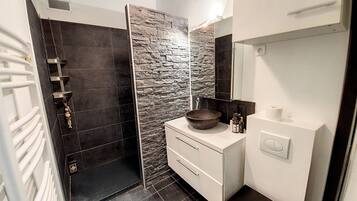 Douche, sĂšche-cheveux, serviettes fournies, savon