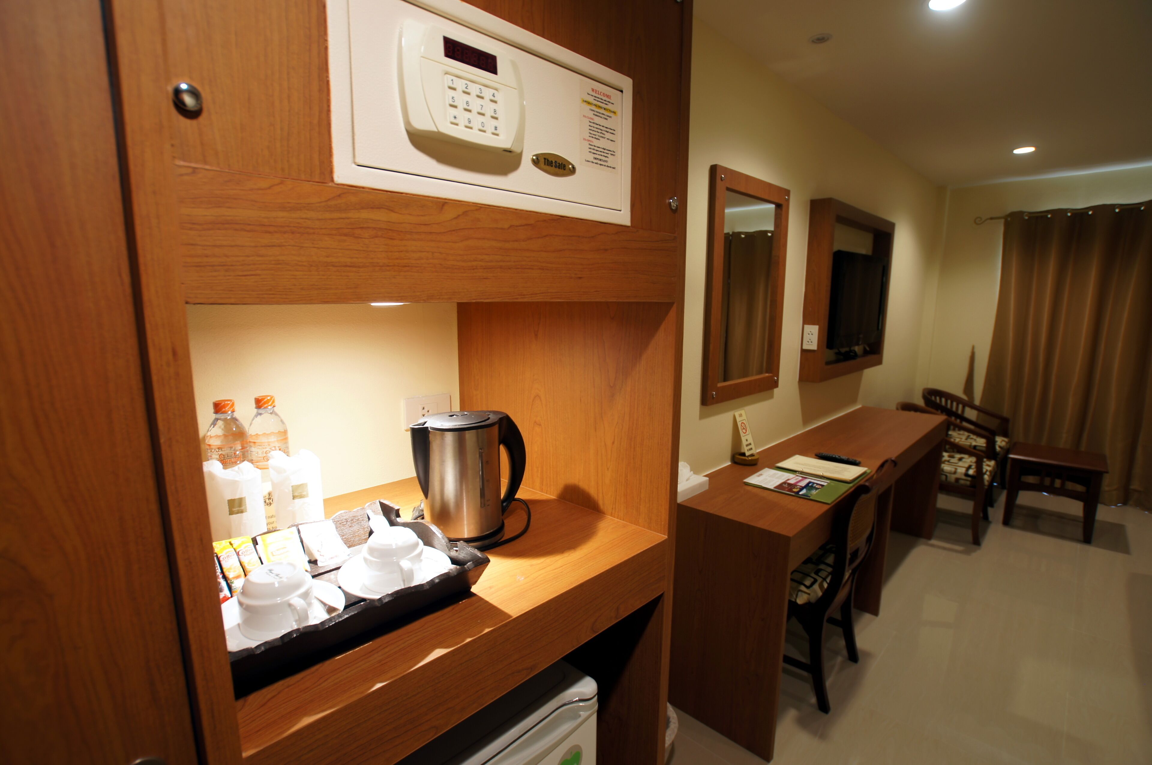 Caja de seguridad en la habitación, escritorio y ropa de cama 