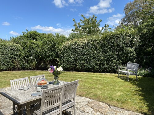 ** LOVELY 2 BEDROOM COTTAGE, GREAT LOCATION **