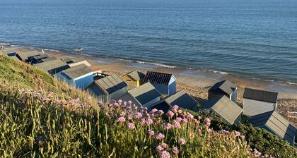 ** LOVELY 2 BEDROOM COTTAGE, GREAT LOCATION **