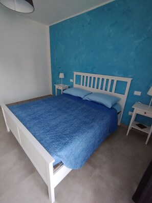 2 slaapkamers, een strijkplank/strijkijzer, beddengoed
