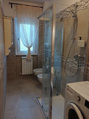 Dusche, Haartrockner, Bidet