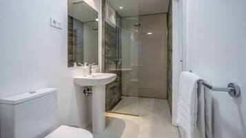 Een douche, een haardroger, handdoeken