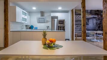 Microwave, stovetop, dishwasher, coffee/tea maker