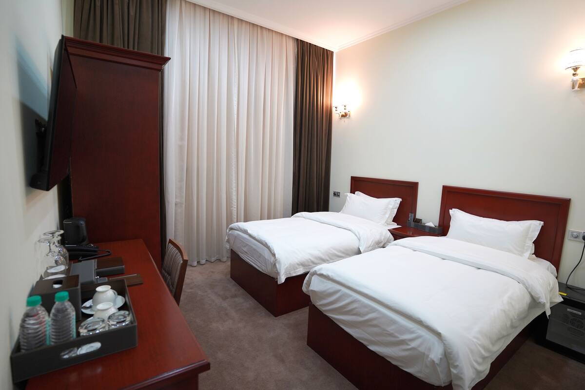 Chambre classique avec lits jumeaux | Coffre-fort, accès au Wi-Fi (inclus), literie fournie