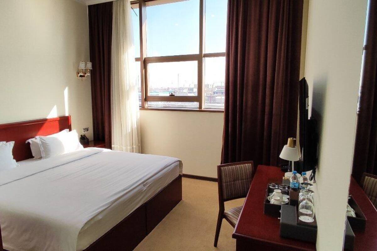 Chambre classique double | Coffre-fort, accès au Wi-Fi (inclus), literie fournie
