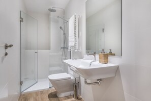 Dusche, Haartrockner, Handtücher