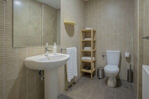 Douche, sèche-cheveux, serviettes fournies