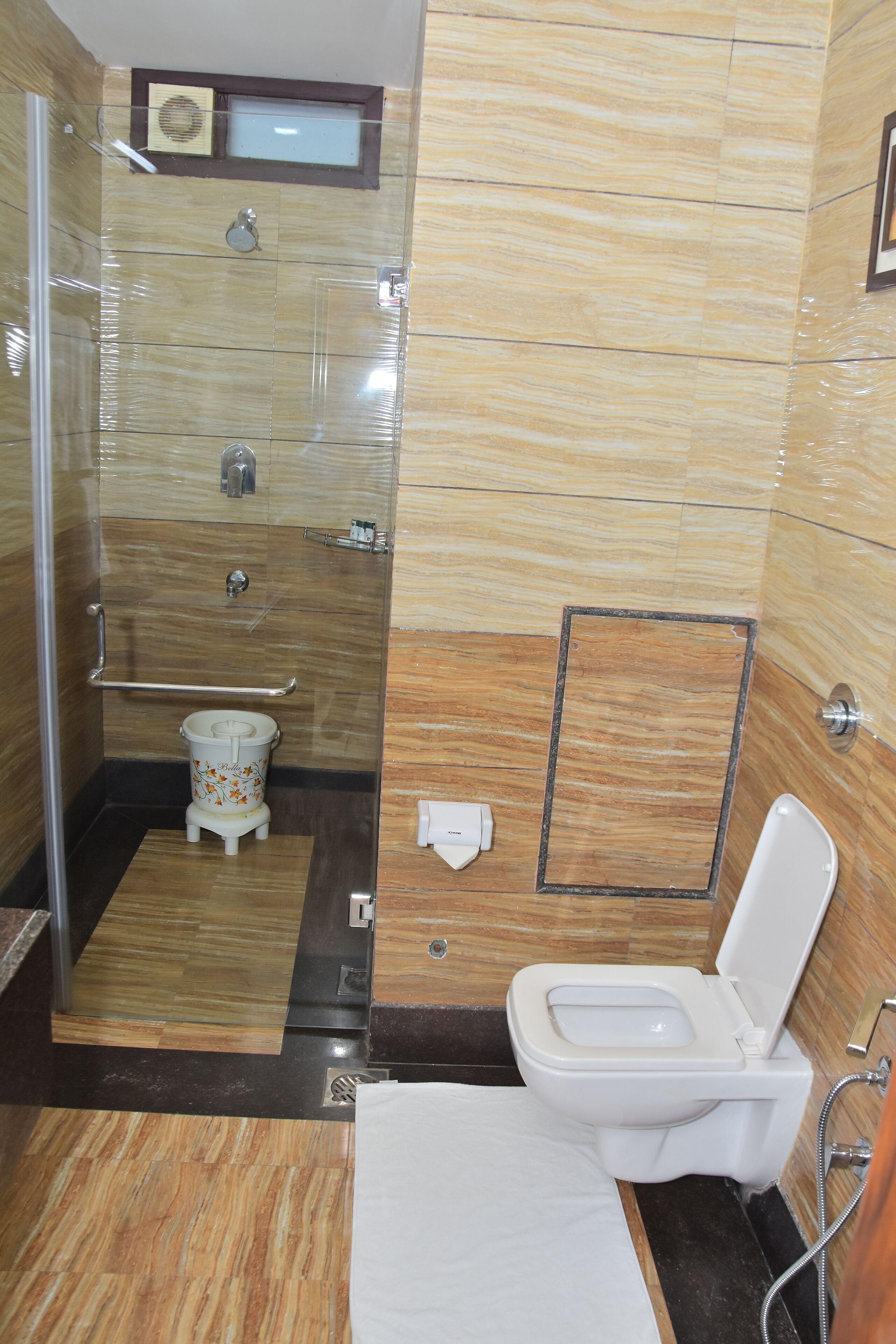 Shower, rainfall showerhead, free toiletries, hair dryer