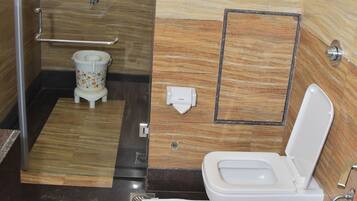 Shower, rainfall showerhead, free toiletries, hair dryer