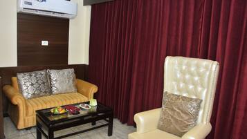 Winter Green Premium Room | Living area | TV