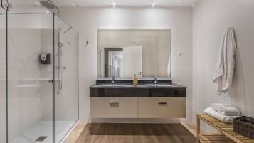 Shower, hair dryer, towels