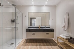 Douche, sèche-cheveux, serviettes fournies