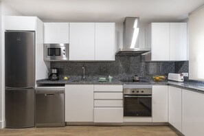 Mikrobølgeovn, kogeplade, opvaskemaskine, kaffe-/temaskine