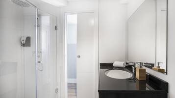 Een douche, een haardroger, handdoeken