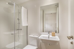 Regadera, secadora de cabello, toallas