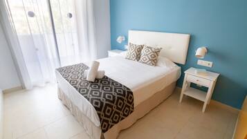 2 kamar tidur, didekorasi berbeda-beda, dan meja kerja