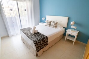 Individually decorated, desk, cots/infant beds, free WiFi - Ibersol Spa Aqquaria Suites (Salou)