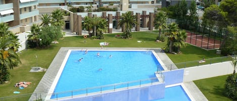 Innenpool, Außenpool (je nach Saison geöffnet)