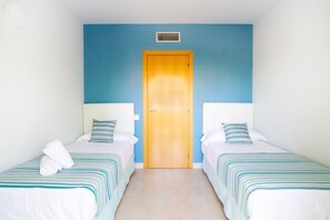 Individually decorated, desk, cots/infant beds, free WiFi - Ibersol Spa Aqquaria Suites (Salou)