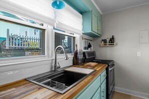 Oven - Charming 2BR condo in Sunset Beach, perfect for 6 guests. Enjoy the patio! (Sunset Beach)