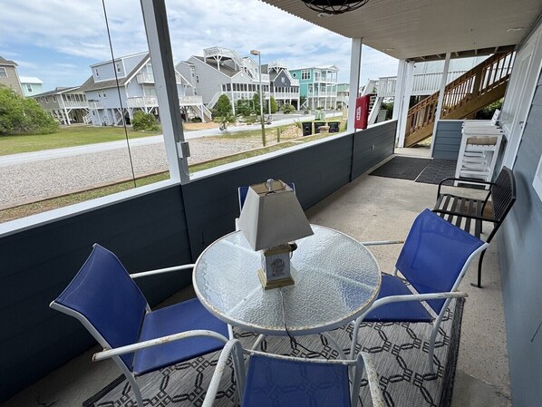 Outdoor dining - Charming 2BR condo in Sunset Beach, perfect for 6 guests. Enjoy the patio! (Sunset Beach)