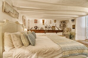 1 habitación, escritorio, tabla de planchar con plancha y cuna de viaje 