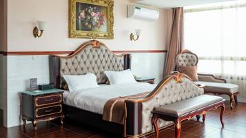 Literie hypoallergénique, coffres-forts dans les chambres, bureau