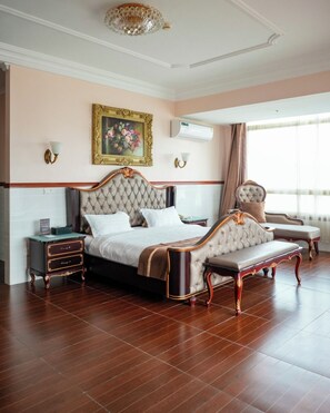 Signature Room | Hypo-allergenic bedding, in-room safe, desk, laptop workspace