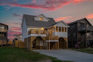 Exterior - Beach House! Semi-Ocean Front, Free Heated Pool, Hot Tub, Fully Renovated! (Kill Devil Hills)