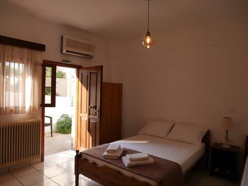 Chrysoula’s Convenient Triple Room with Yard