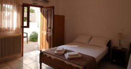 Chrysoulaâs Convenient Triple Room with Yard