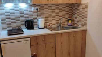 Frigorifero, piano cottura, macchina per tè/caffè, bollitore elettrico