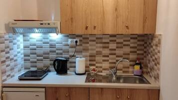 Kühlschrank, Herdplatte, Wasserkocher mit Kaffee-/Teezubehör