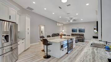 Réfrigérateur, micro-ondes, four, plaque de cuisson